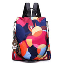 Mochila feminina com estampa de círculos geométricos em tons vibrantes e alças pretas