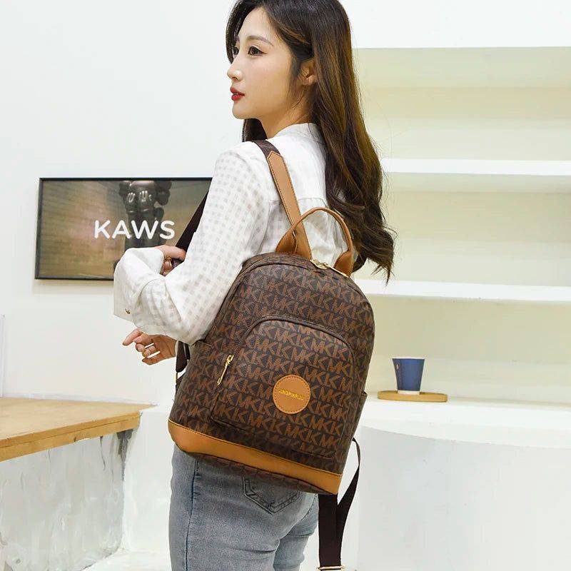 Mochila de Couro Feminina Famous - Zellum