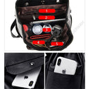 Mochila de couro 2 em 1 preta aberta com compartimentos numerados e bolsos, com smartphone em detalhes de armazenamento