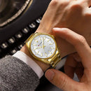 Relógio dourado com mostrador branco e design minimalista em pulso
