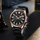 Relógio com caixa tom ouro rosado, mostrador preto e pulseira de metal preto