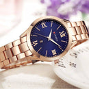Relógio feminino Curren com mostrador azul escuro, pulseira de aço rose gold e numerais romanos