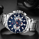 Relógio cronógrafo masculino de aço inox com mostrador azul e pulseira em metal.