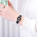 Relógio digital feminino com pulseira em aço preto no pulso