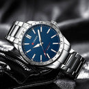 Relógio de aço inox com mostrador azul e pulseira de metal polido