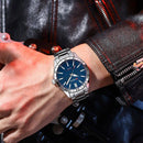 Relógio de aço inox com mostrador azul em pulseira masculina
