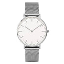 Relógio minimalista com mostrador branco e pulseira de aço inoxidável prateada