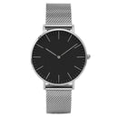 Relógio minimalista com mostrador preto e pulseira de aço inoxidável prateada