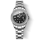 Relógio feminino com mostrador preto, aros cravejados e pulseira de aço inox
