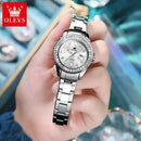 Relógio feminino com pulseira aço inox, mostrador branco e brilhantes na luneta