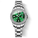 Relógio feminino com mostrador verde, pulseira em aço inox e detalhes cravejados