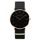Relógio de pulso feminino com mostrador preto, caixa dourada e pulseira preta