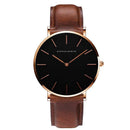 Relógio feminino Hannah Martin com mostrador preto, caixa dourada rosé e pulseira de couro marrom