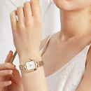 Relógio feminino com caixa quadrada dourada e pulseira texturizada