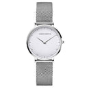 Relógio feminino minimalista com mostrador branco, caixa redonda em aço inoxidável e pulseira de malha