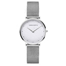 Relógio feminino minimalista com mostrador branco e pulseira de malha prateada