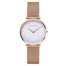 Relógio Hannah Martin com pulseira de aço inoxidável tom dourado e mostrador branco minimalista