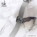 Relógio feminino com pulseira de aço inox mesh prateada e caixa retangular preta