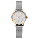 Relógio feminino com mostrador branco, caixa rose gold e pulseira de malha prateada