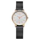 Relógio de pulso dourado com pulseira de malha preta e mostrador branco