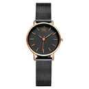 Relógio feminino com caixa dourada rose, pulseira de malha preta e mostrador preto com marcadores dourados