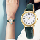 Relógio feminino minimalista dourado com mostrador branco e pulseira de couro verde