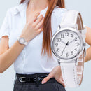 Relógio minimalista com mostrador branco e pulseira de couro branco