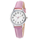Relógio feminino minimalista com caixa prateada, pulseira de couro rosa e mostrador branco