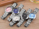 Cinco relógios femininos com pulseira de aço inoxidável em cores de mostrador rosa, azul, branco, preto e azul-claro