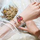 Relógio feminino com mostrador vermelho e pulseira mista em aço inoxidável