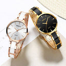 Dois relógios femininos minimalistas: um com mostrador branco e pulseira rosé, outro com mostrador preto e pulseira dourada