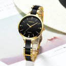 Relógio feminino com pulseira bicolor ouro e preto, mostrador preto com marcadores ouro