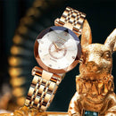 Relógio feminino com caixa rosê, mostrador branco e pulseira de elo dourado
