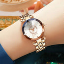 Relógio feminino dourado com mostrador facetado e pulseira em aço inoxidável