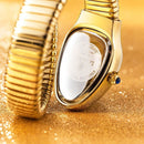 Relógio feminino dourado com mostrador oval branco e pulseira texturizada estilo cobra