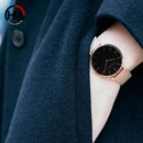 Relógio feminino minimalista com mostrador preto e pulseira de malha rosê dourado