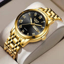 Relógio dourado com mostrador preto, numerais romanos e pulseira de aço inoxidável