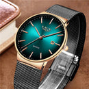 Relógio masculino minimalista com mostrador teal, caixa dourada e pulseira em malha preta