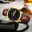 Relógio dourado com mostrador preto e pulseira de couro marrom