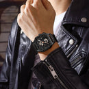 Relógio preto quadrado com cronógrafo e pulseira de couro em pulso masculino