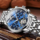 Relógio de aço inox com mostrador azul, numerais romanos e cronógrafo.