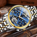 Relógio masculino com mostrador azul, mecanismo de tourbilhão visível e pulseira bicolor em aço inoxidável.