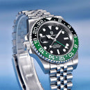 Relógio de aço inoxidável com mostrador preto, bisel GMT verde e prata, e pulseira de aço
