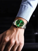 Relógio com mostrador verde e pulseira em aço na pulso