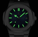 Relógio de pulso preto com mostrador luminoso verde e pulseira em aço