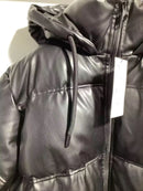 Jaqueta puffer feminina preta com acolchoado horizontal, zíper frontal e capuz ajustável