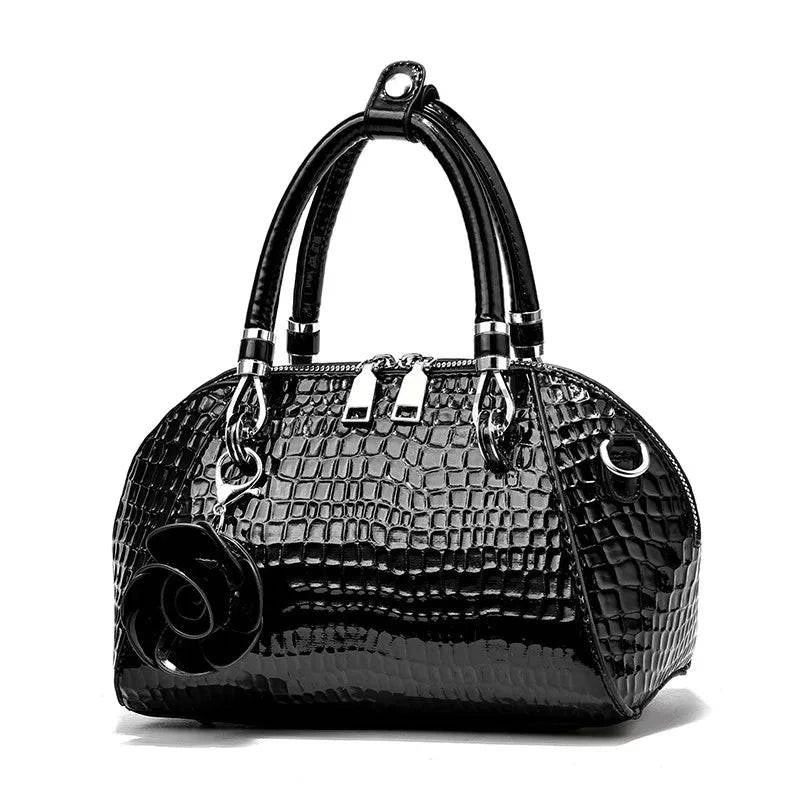 Bolsa de mão Monarca em couro texturizado marrom escuro.
