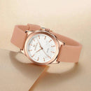 Relógio feminino rosé com mostrador branco, design floral e pulseira de couro rosa