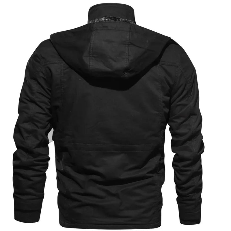 A Zellum Jaqueta Masculina Militar Forrada é mostrada na parte de trás, em preto, com capuz, mangas longas, gola alta, costuras visíveis e tecido levemente texturizado que cobre a parte superior das costas e o pescoço.