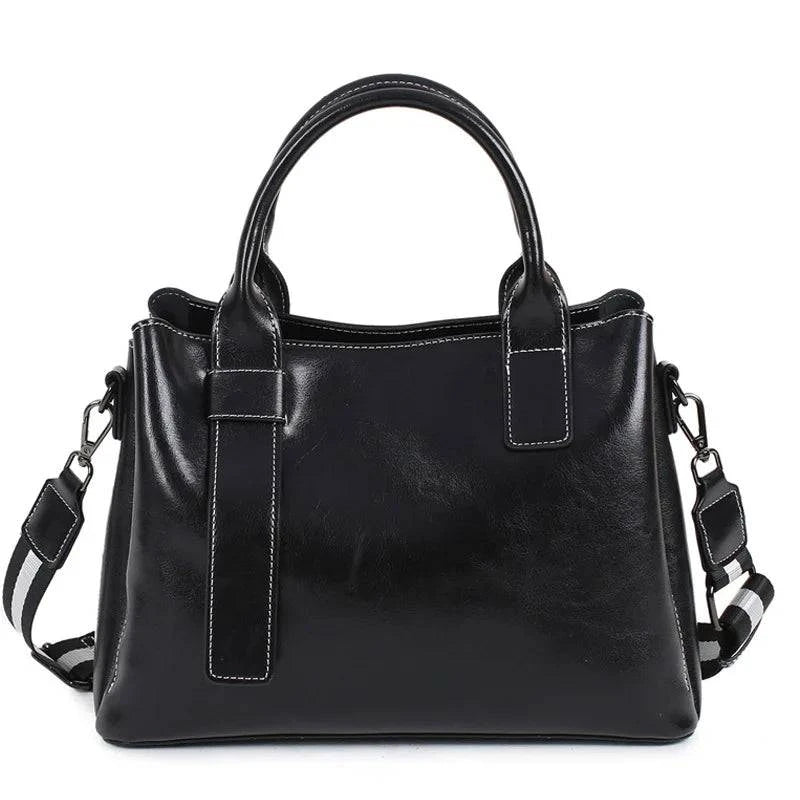 Alt text: Bolsa feminina tote em couro genuíno glam marrom escuro.